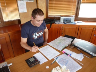 absolwenci OLS „Invest Mazury” po pozytywnym egzaminie do świadectwa kwalifikacji pilota ultralekkiego UACP