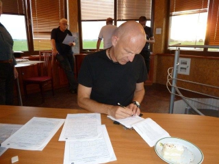 absolwenci OLS „Invest Mazury” po pozytywnym egzaminie do świadectwa kwalifikacji pilota ultralekkiego UACP