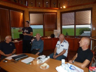 absolwenci OLS „Invest Mazury” po pozytywnym egzaminie do świadectwa kwalifikacji pilota ultralekkiego UACP