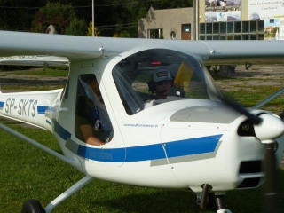 absolwenci OLS „Invest Mazury” po pozytywnym egzaminie do świadectwa kwalifikacji pilota ultralekkiego UACP