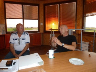 absolwenci OLS „Invest Mazury” po pozytywnym egzaminie do świadectwa kwalifikacji pilota ultralekkiego UACP