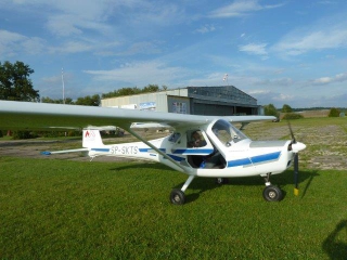 absolwenci OLS „Invest Mazury” po pozytywnym egzaminie do świadectwa kwalifikacji pilota ultralekkiego UACP