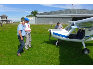 Jeszcze ważna czynność przed lotem - sprawdzenie poziomu oleju