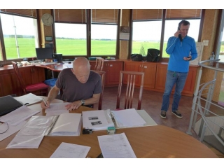 Egzaminator Bogdan Kozłowski, na Wieży Kontroli Lotów, w trakcie niezbędnej papierkologii