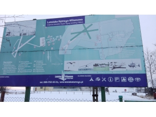 Tablica informacyjna - billboard przed wejściem na lotnisko